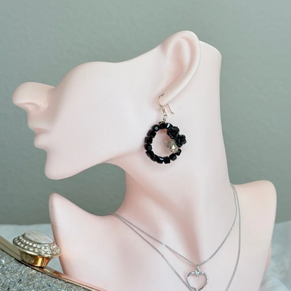 ⚜️ Elegant Black Beaded Earrings - Picture 4 of 10